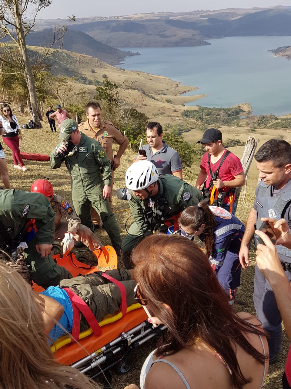 ​PMs ficam feridos em queda de paraglider no Morro do Gavião